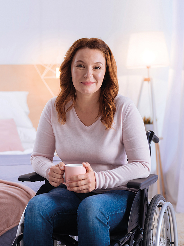 Une personne en fauteuil roulant chez elle